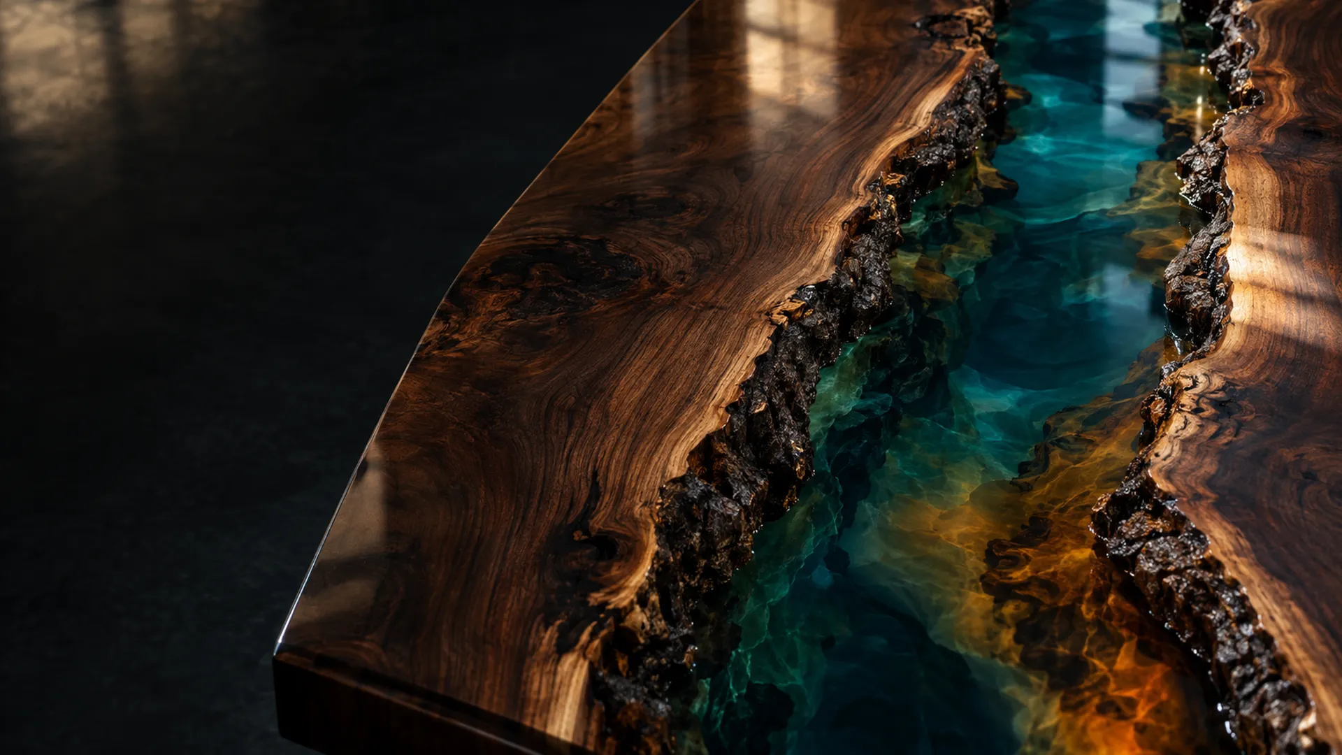 Gros plan d’une table en noyer à bord naturel avec une rivière d’époxy sarcelle et ambre